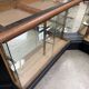 Ancien comptoir vitrine d’angle de maroquinier