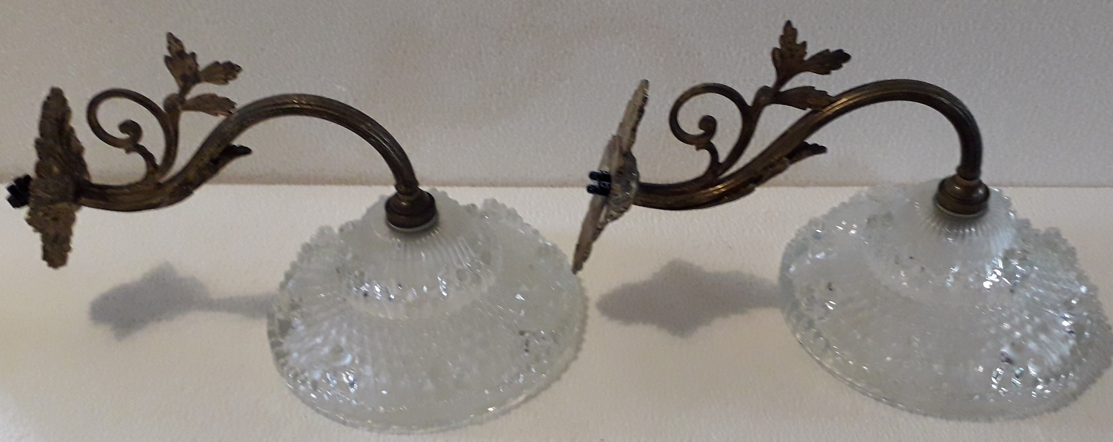 Duo d' appliques en bronze et verre