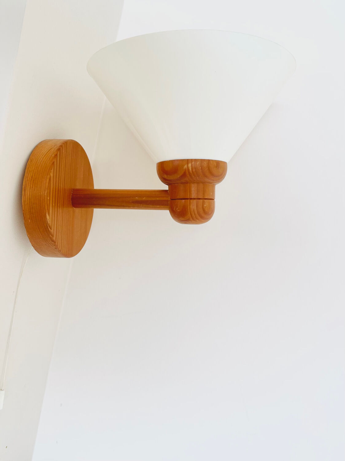 Scandinavian wall lamp in pine, circa 1970.