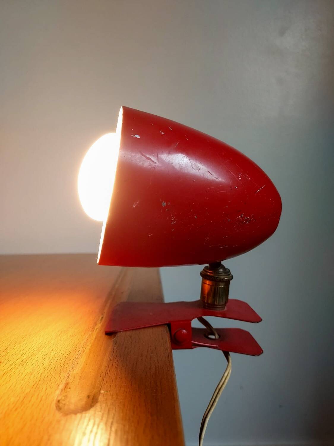 Lampe à pince vintage rouge – années 50