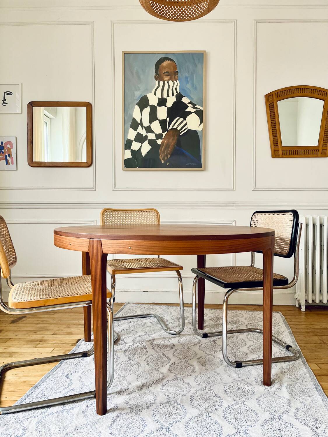 Round extendable rosewood table from the 70s