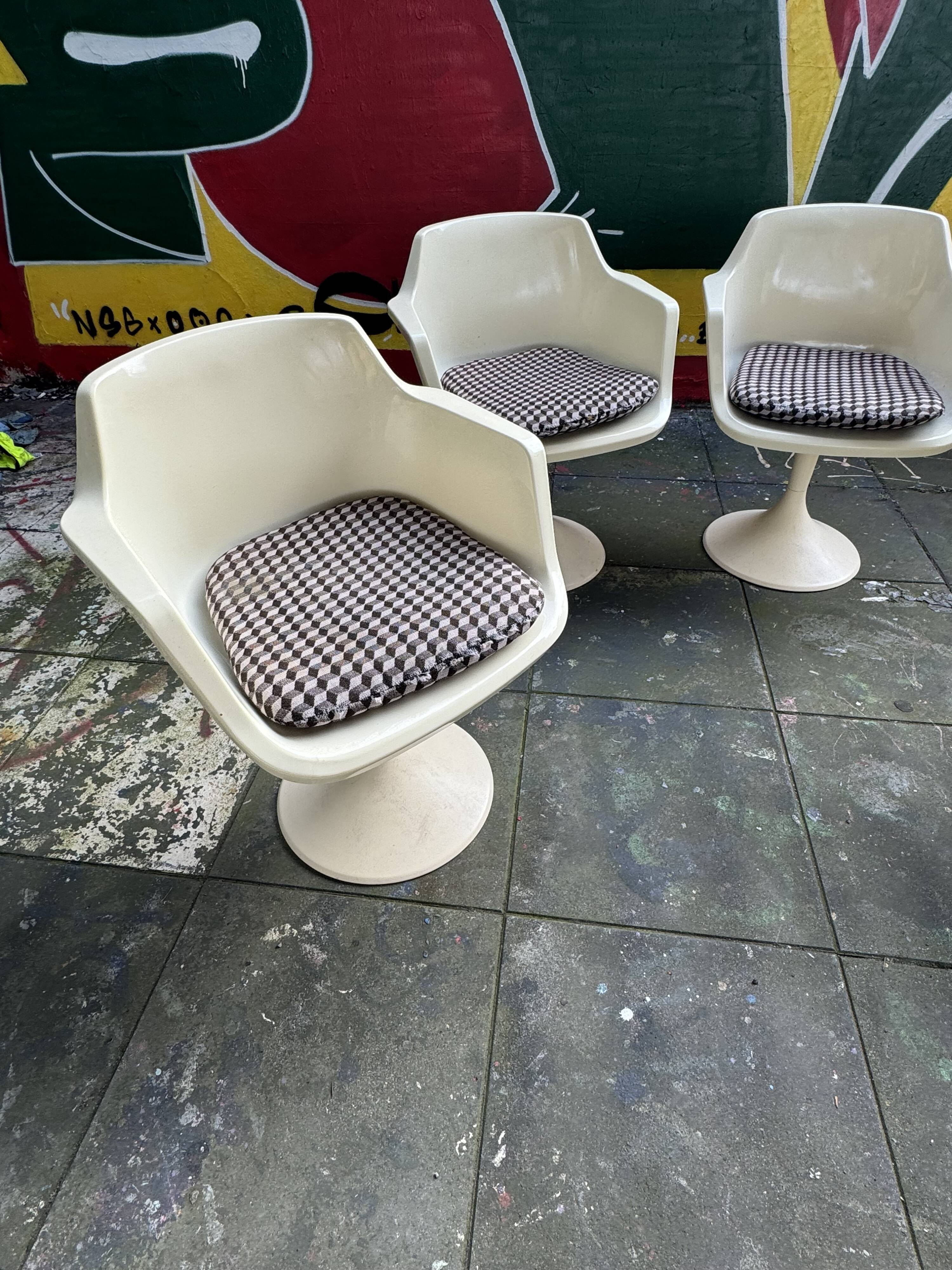 Set of 4 white swivel Tulip chairs, designer