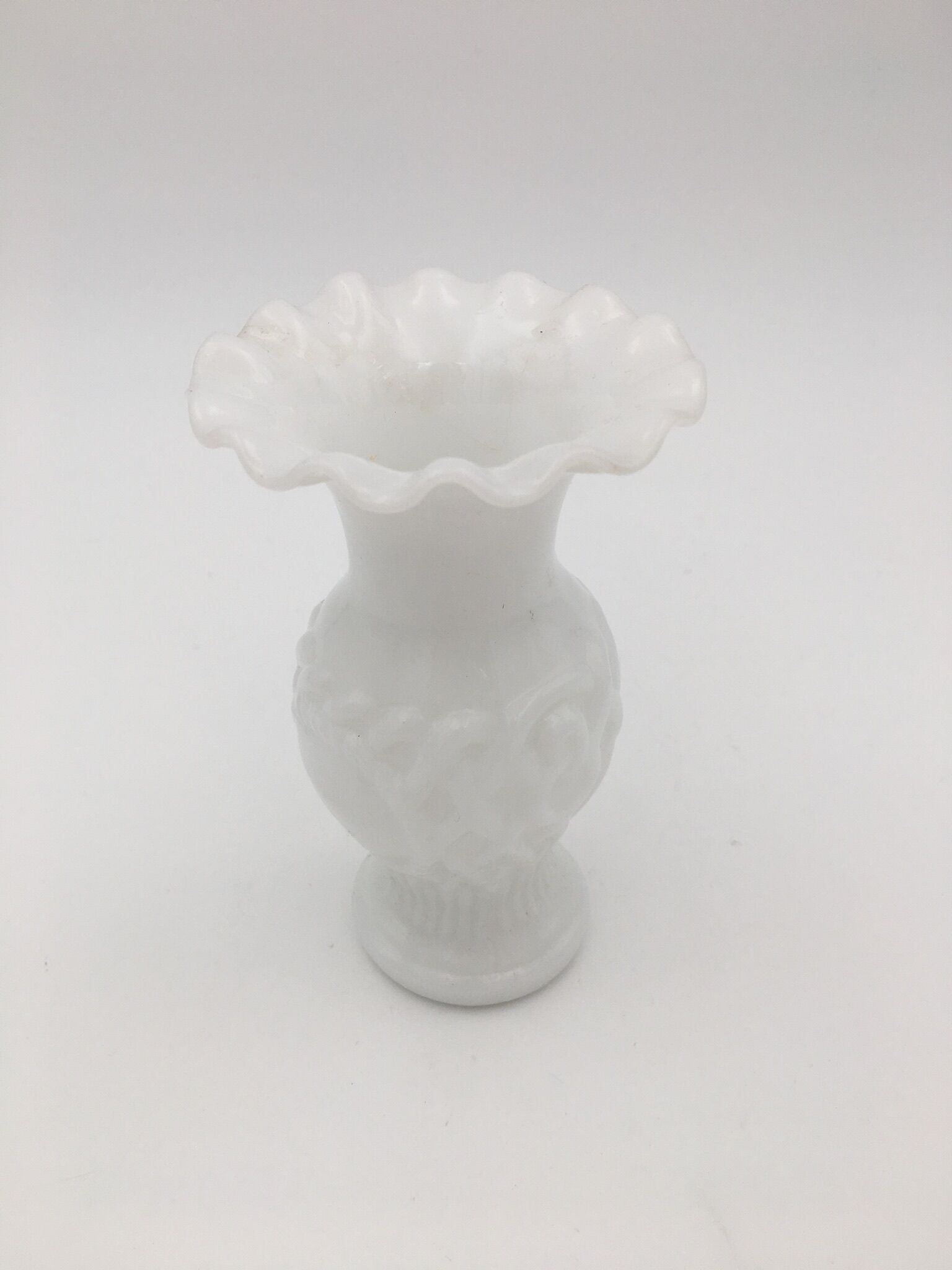 Vase ancien en opaline de foire, blanc, col corolle et décor médaillon 1900