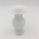 Vase ancien en opaline de foire, blanc, col corolle et décor médaillon 1900