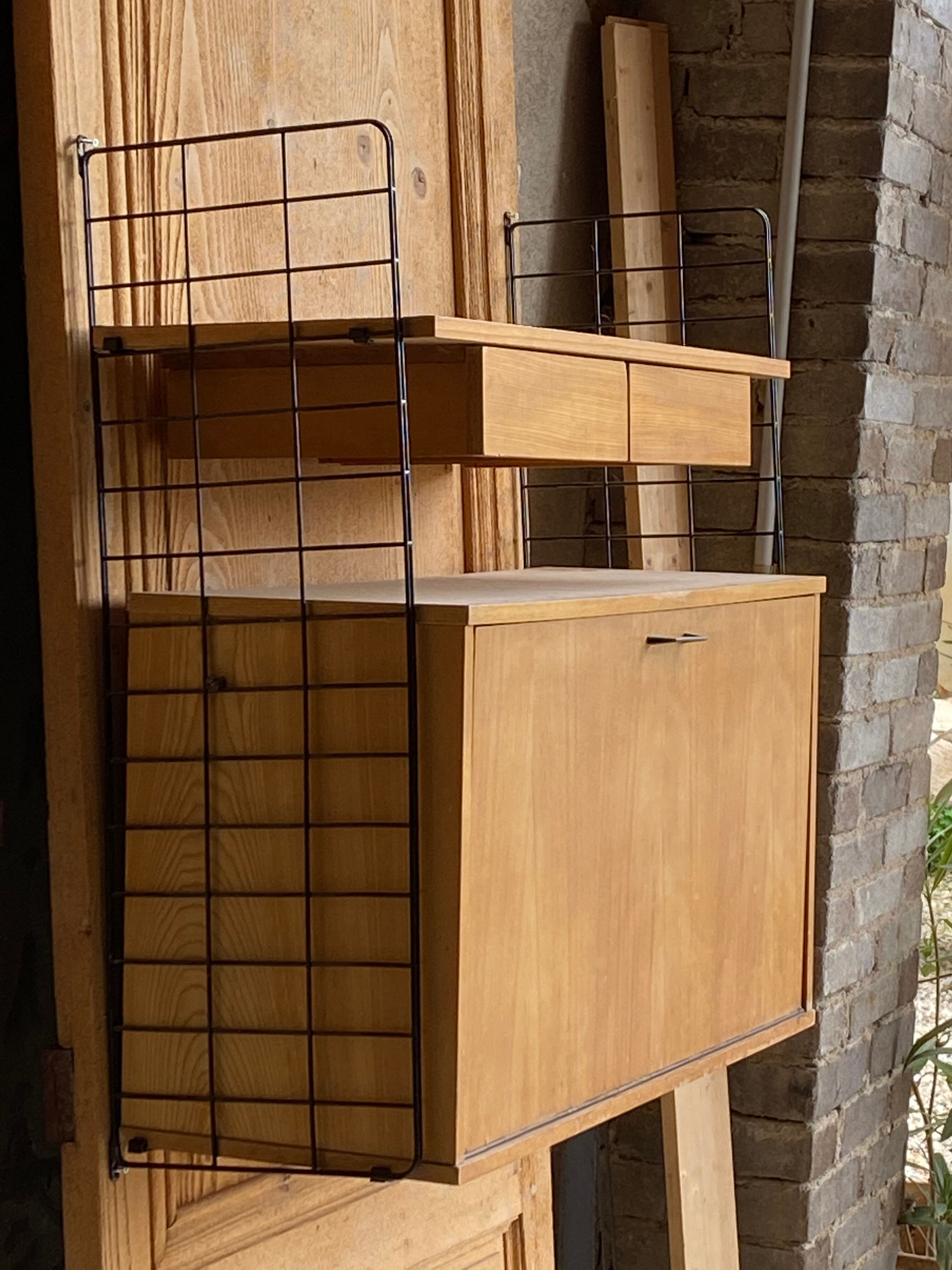 Wall-mounted secretary office