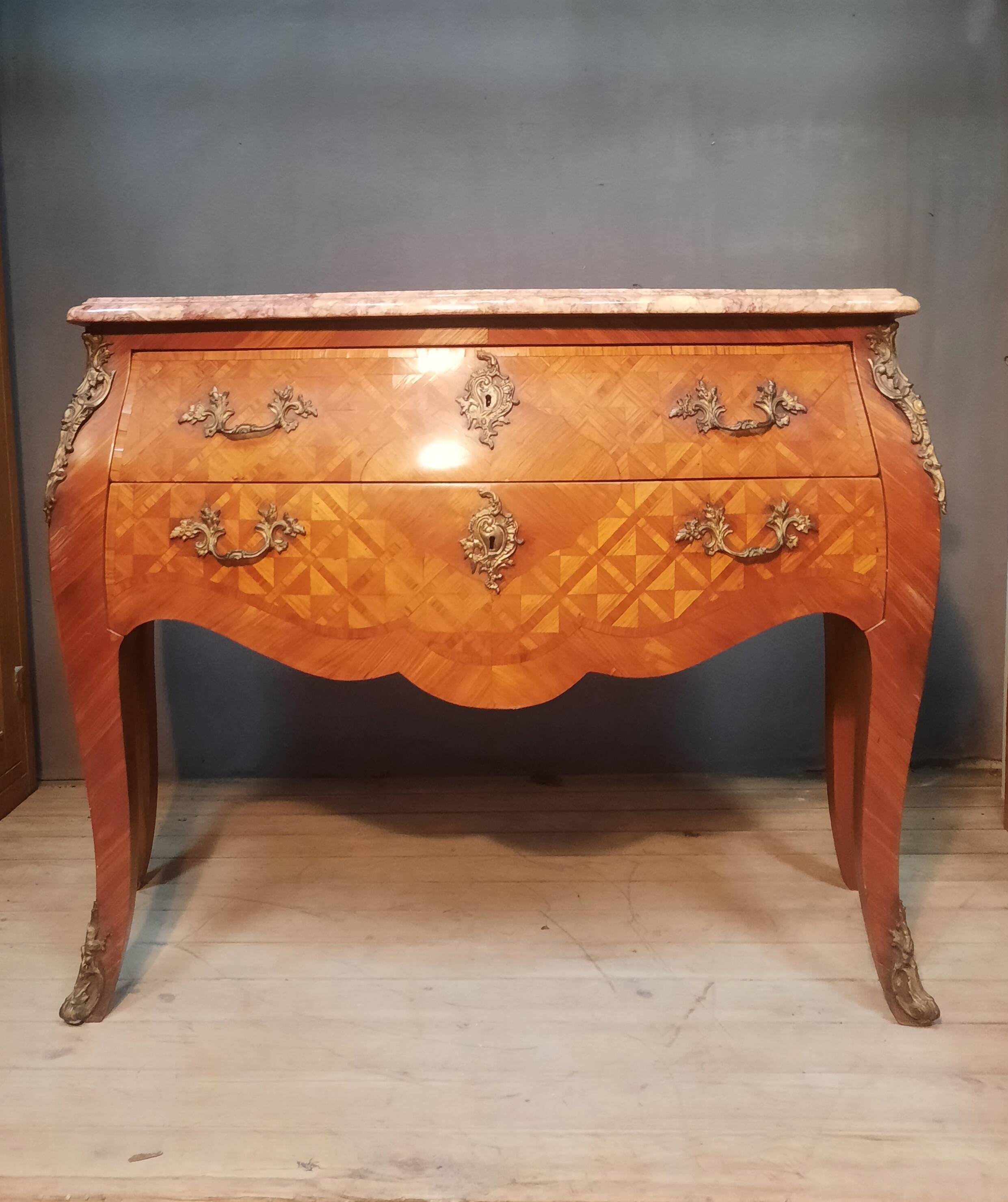 Commode en marquetterie style Louis XV