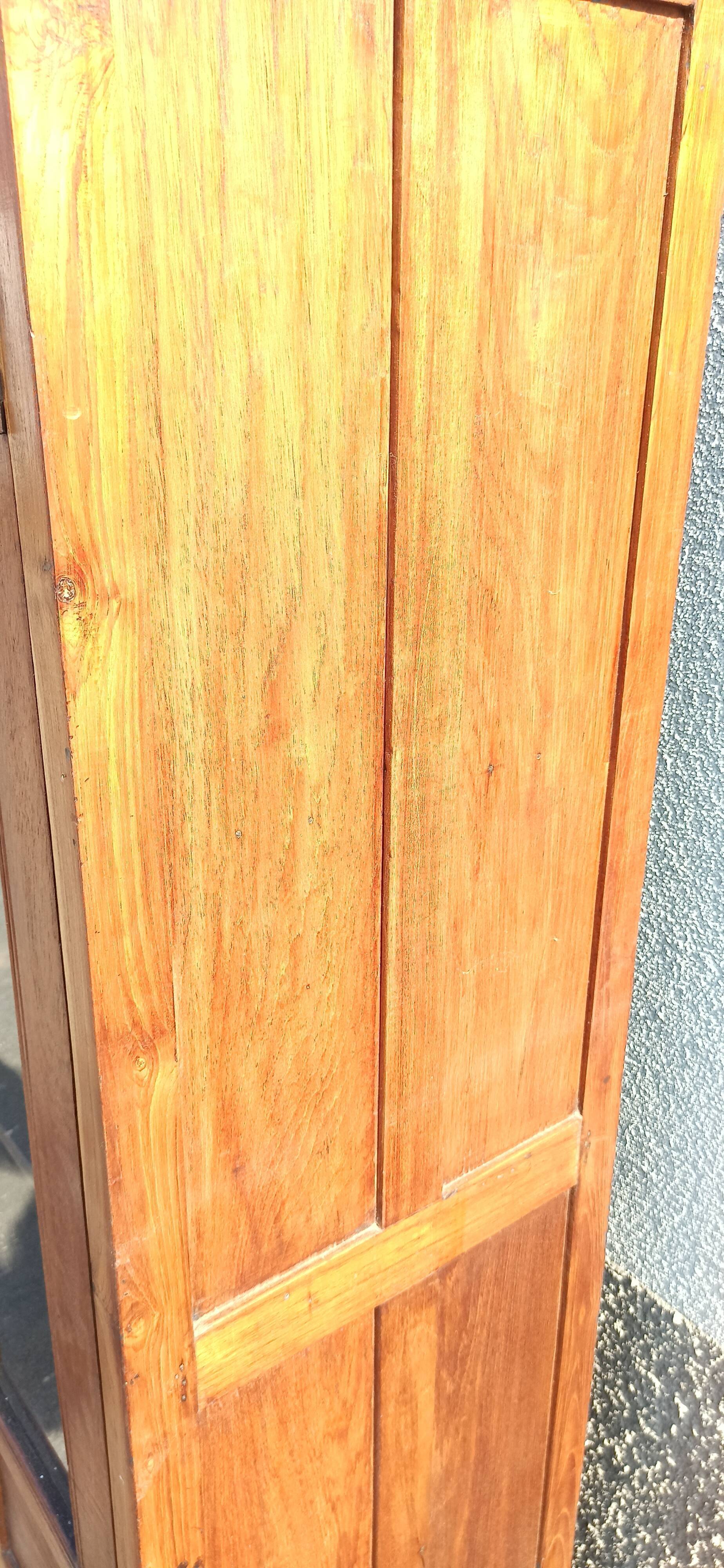 Armoire vitrée en teck deux portes et un tiroir