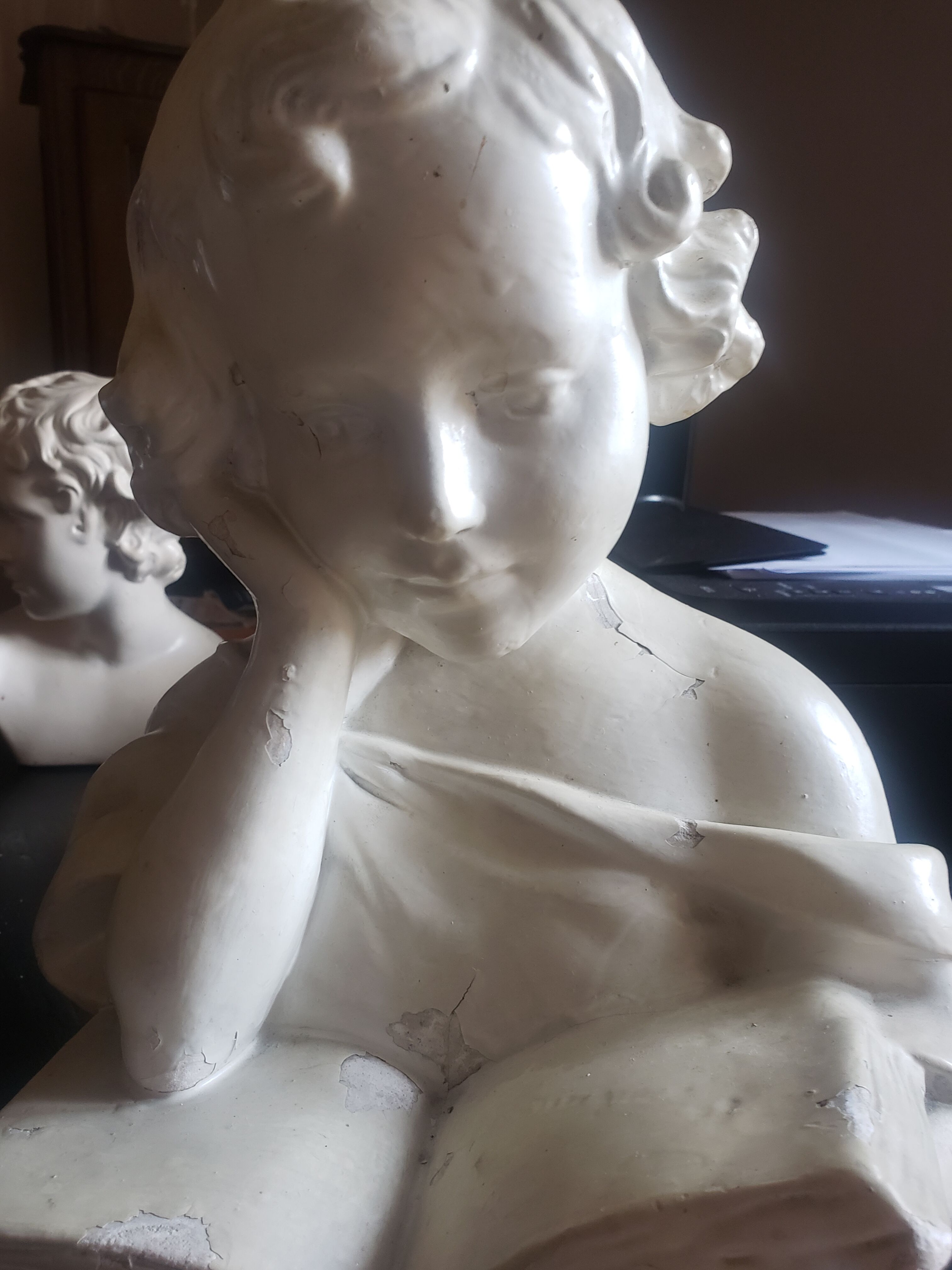 Bust of a woman in plaster The e-reader