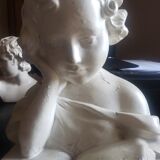 Bust of a woman in plaster The e-reader