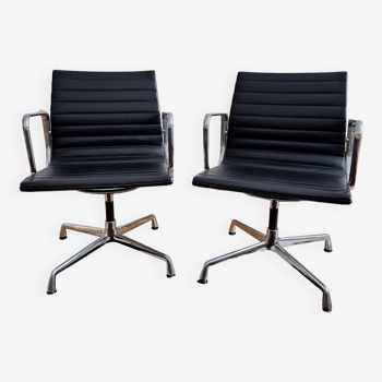 2 fauteuils EA108 de Charles & Ray Eames pour Vitra (cuir)