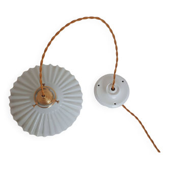 Suspension abat-jour vintage en opaline blanche gaufrée striée - circa années 1940