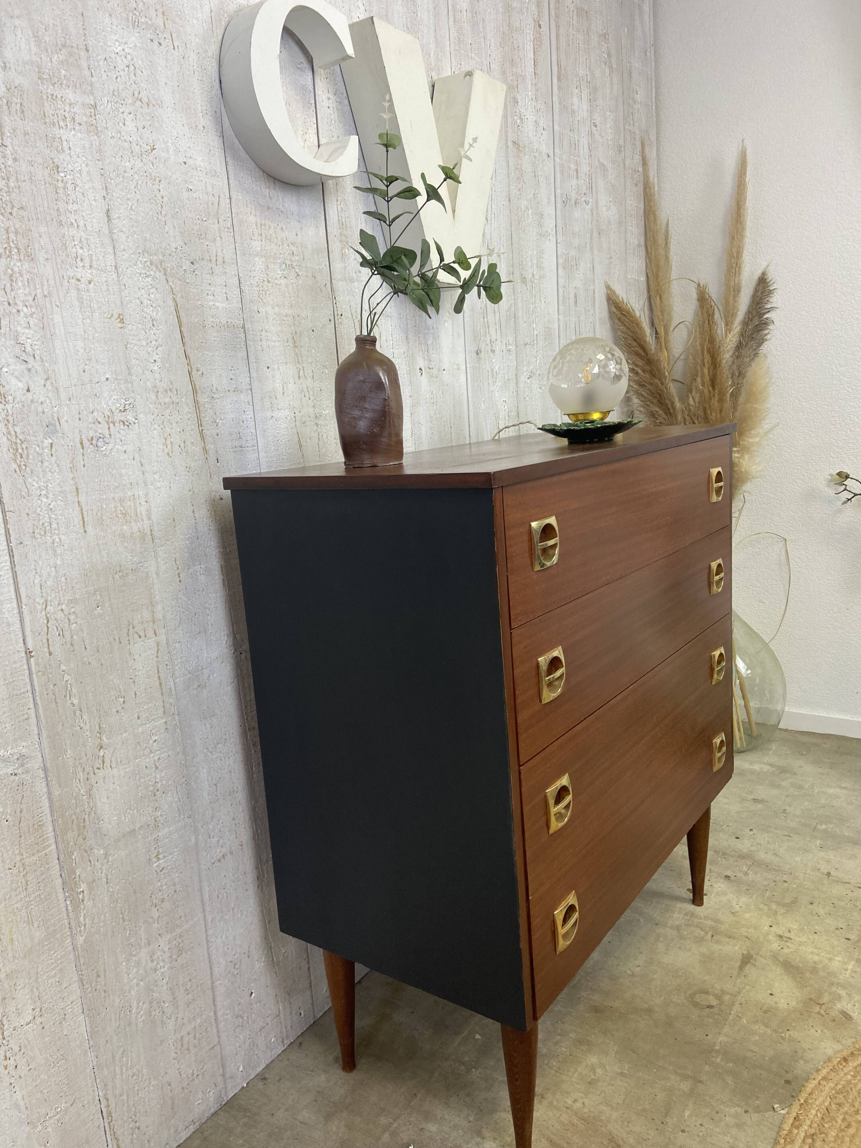 Commode aux pieds fuselés