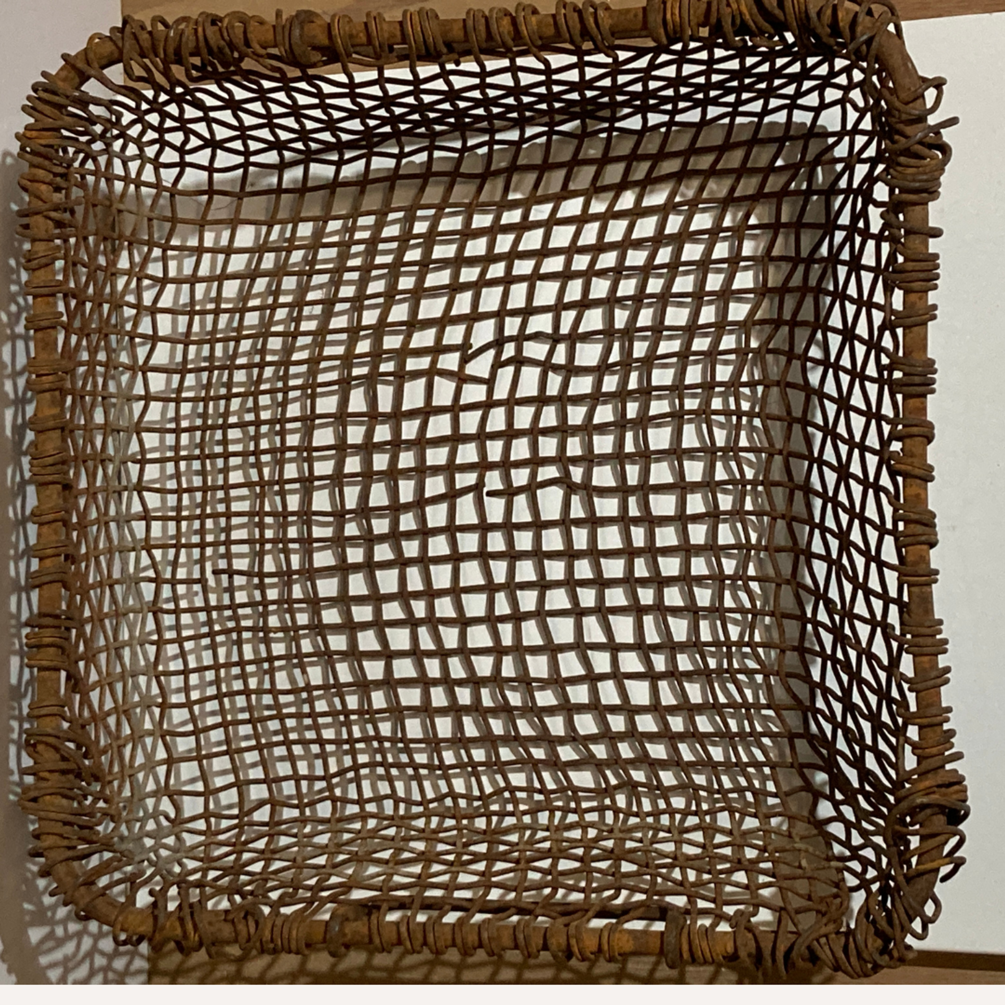 Panier de cheminée en métal rustique tissé antique, Pays-Bas vers 1900