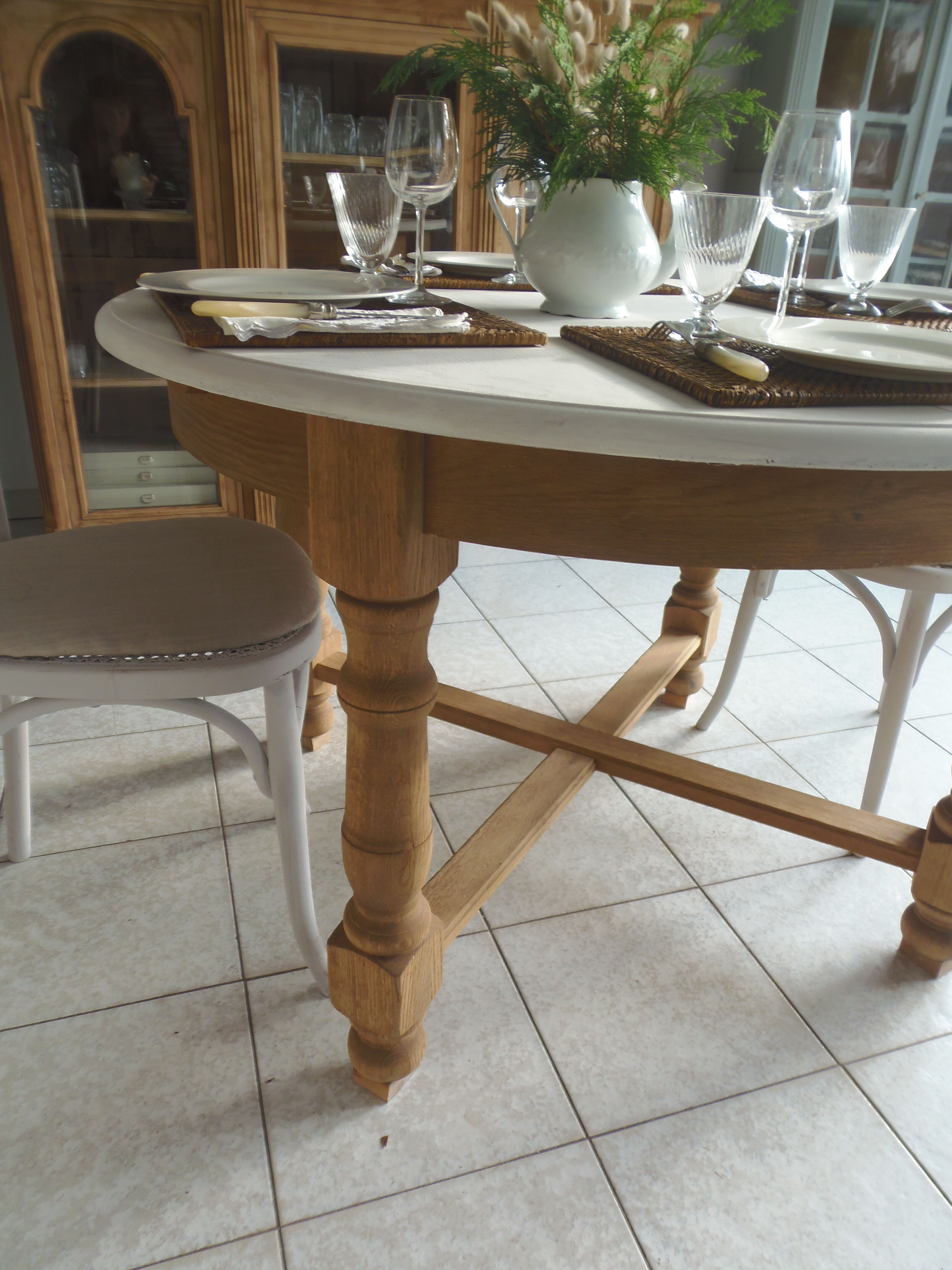 Round table with 1 extension oak base tray and patinated extension pearl gray.