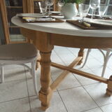 Round table with 1 extension oak base tray and patinated extension pearl gray.