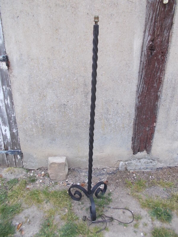 Pied lampadaire en fer forgé