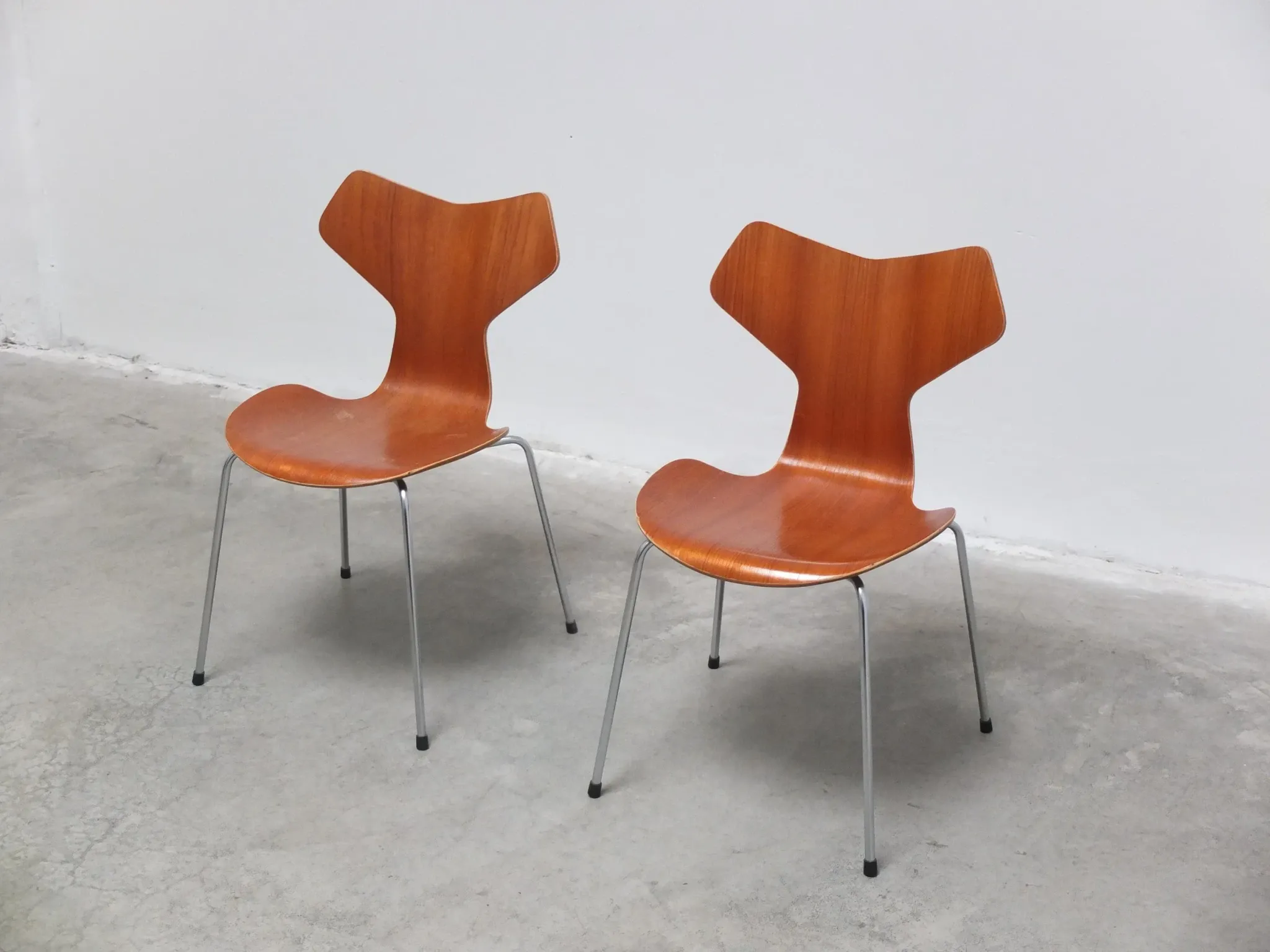 Early pair of 'Grand Prix' chairs by Arne Jacobsen for Fritz Hansen, 1957