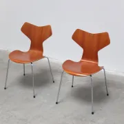 Early pair of 'Grand Prix' chairs by Arne Jacobsen for Fritz Hansen, 1957