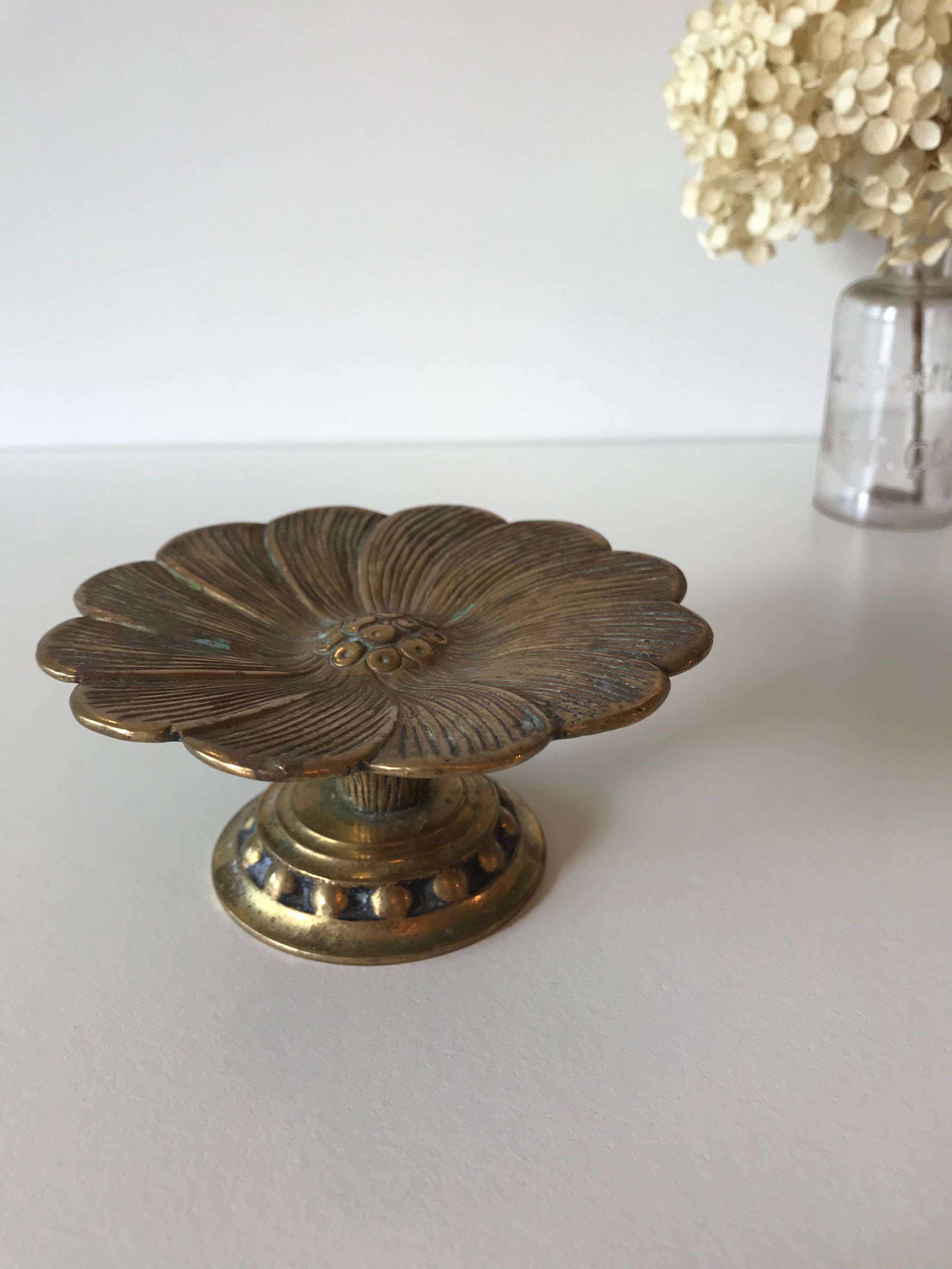 Cup flowers in brass