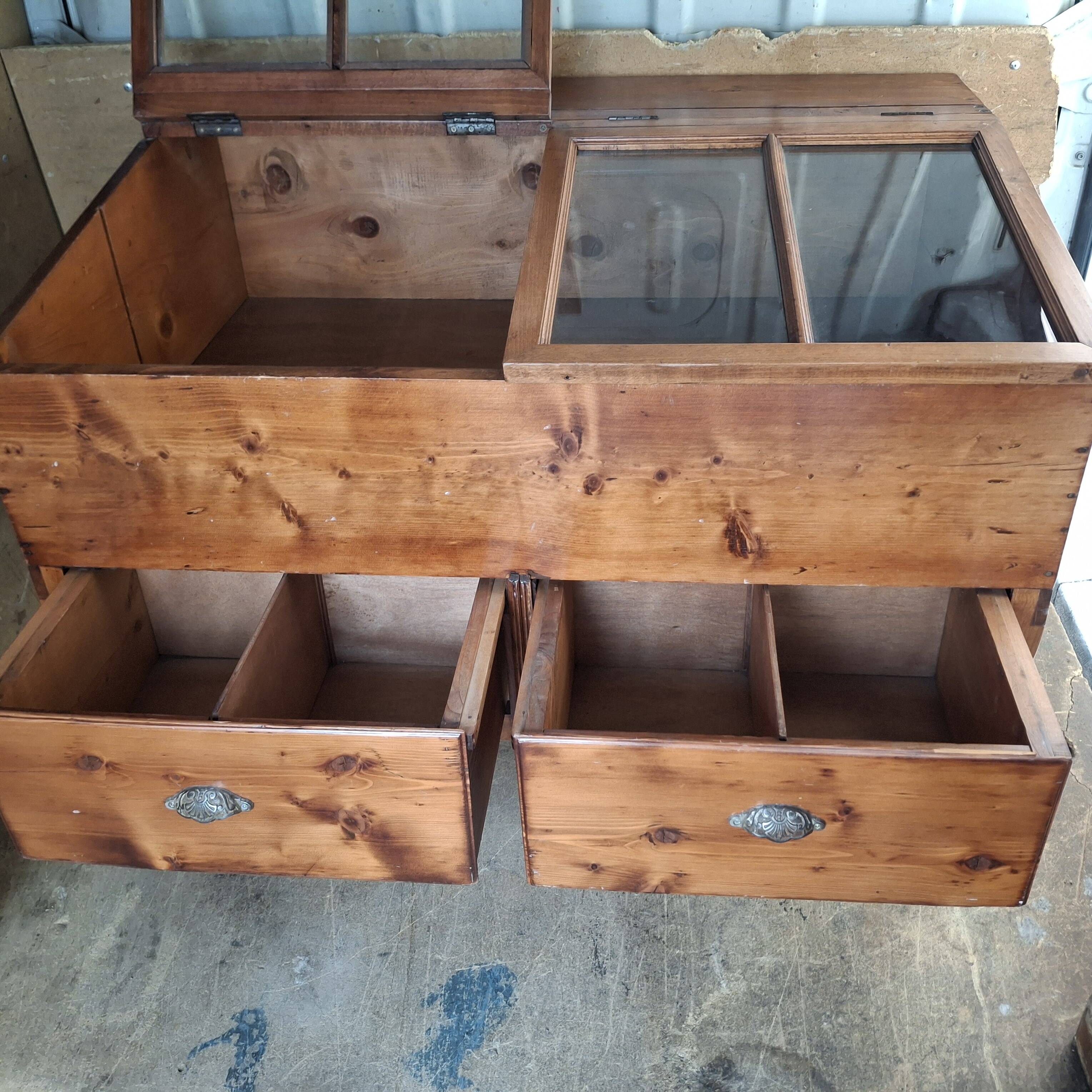 Ancienne vitrine de magasin.  Meuble de métier.