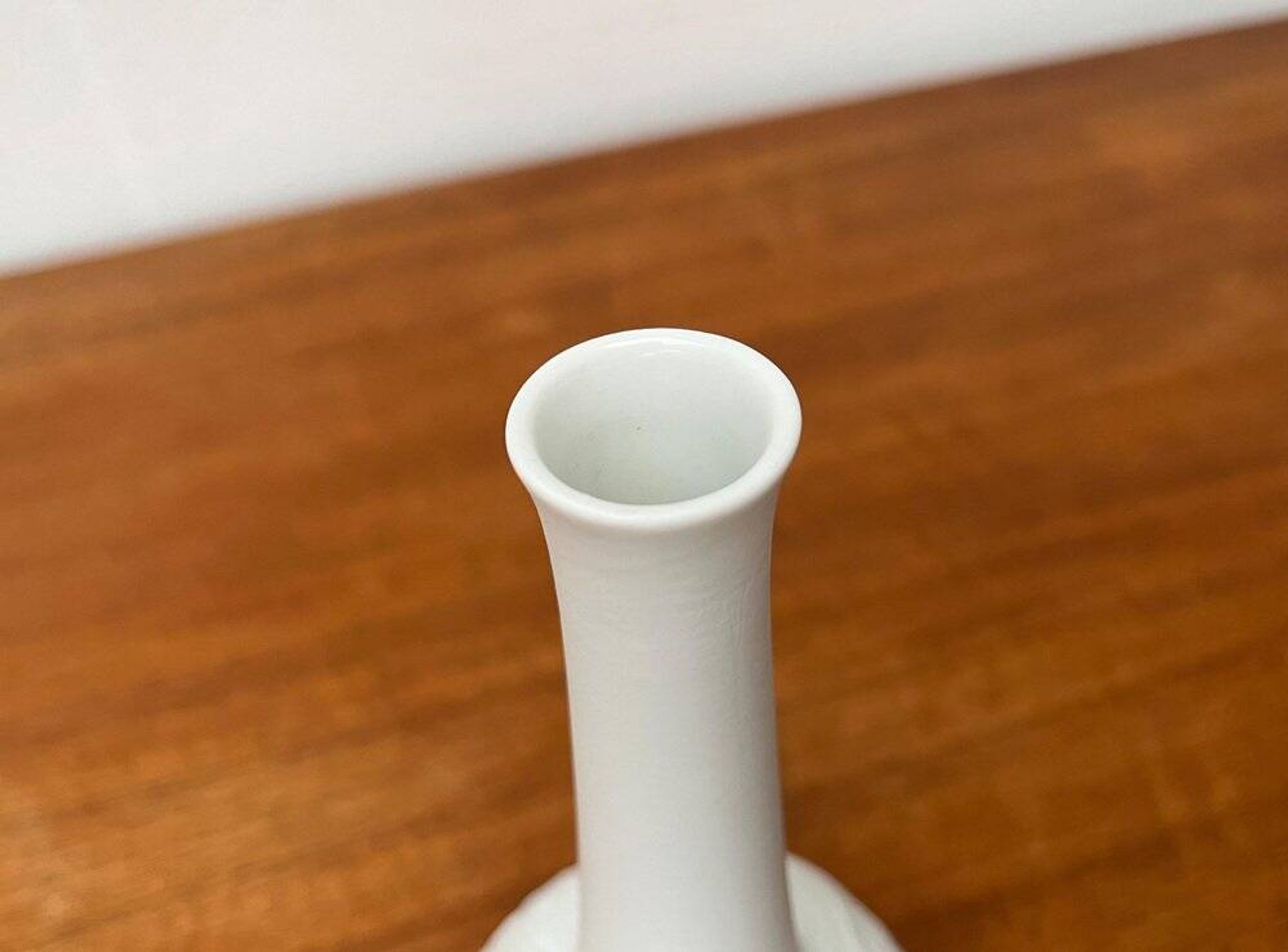 German white porcelain vase from the mid-century with bird motif by Kaiser, 1960s.