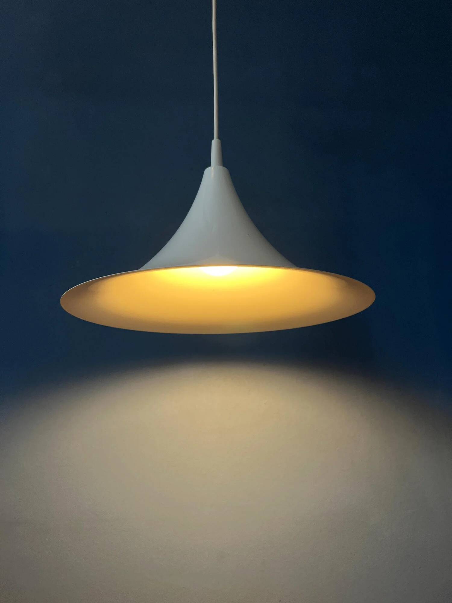 Suspension vintage blanche brillante style chapeau de sorcière de l'ère spatiale