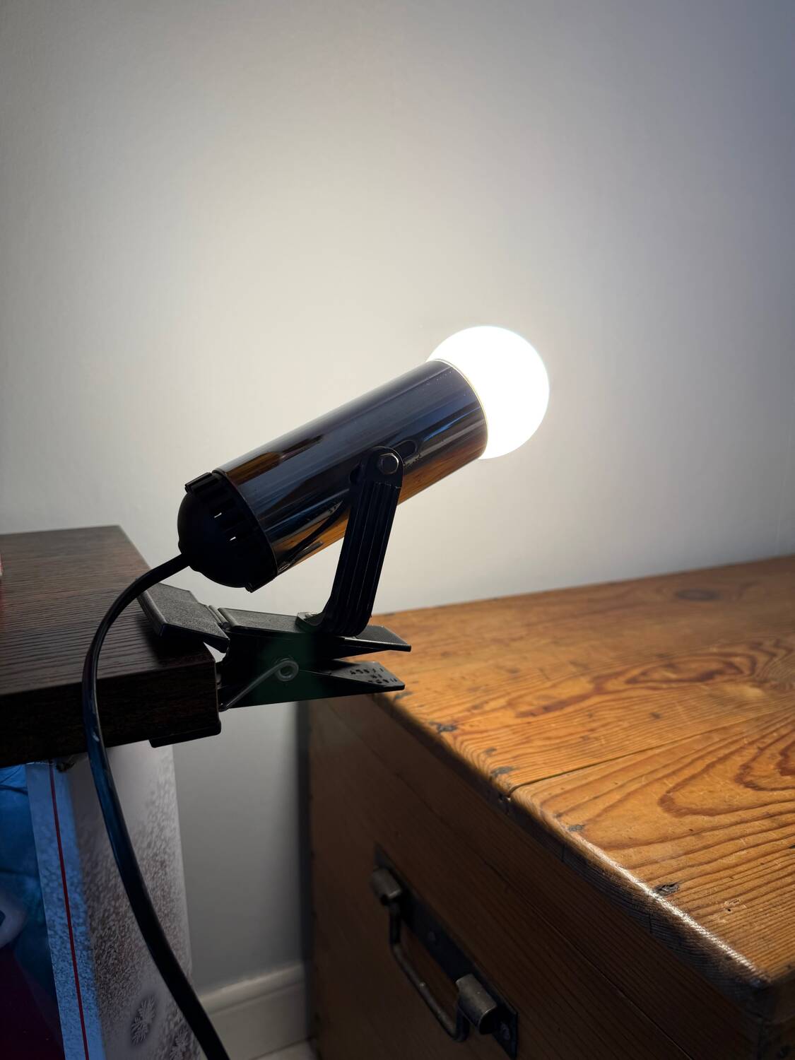 Clamp lamp/spotlight design made in Italy in chrome and black plastic.