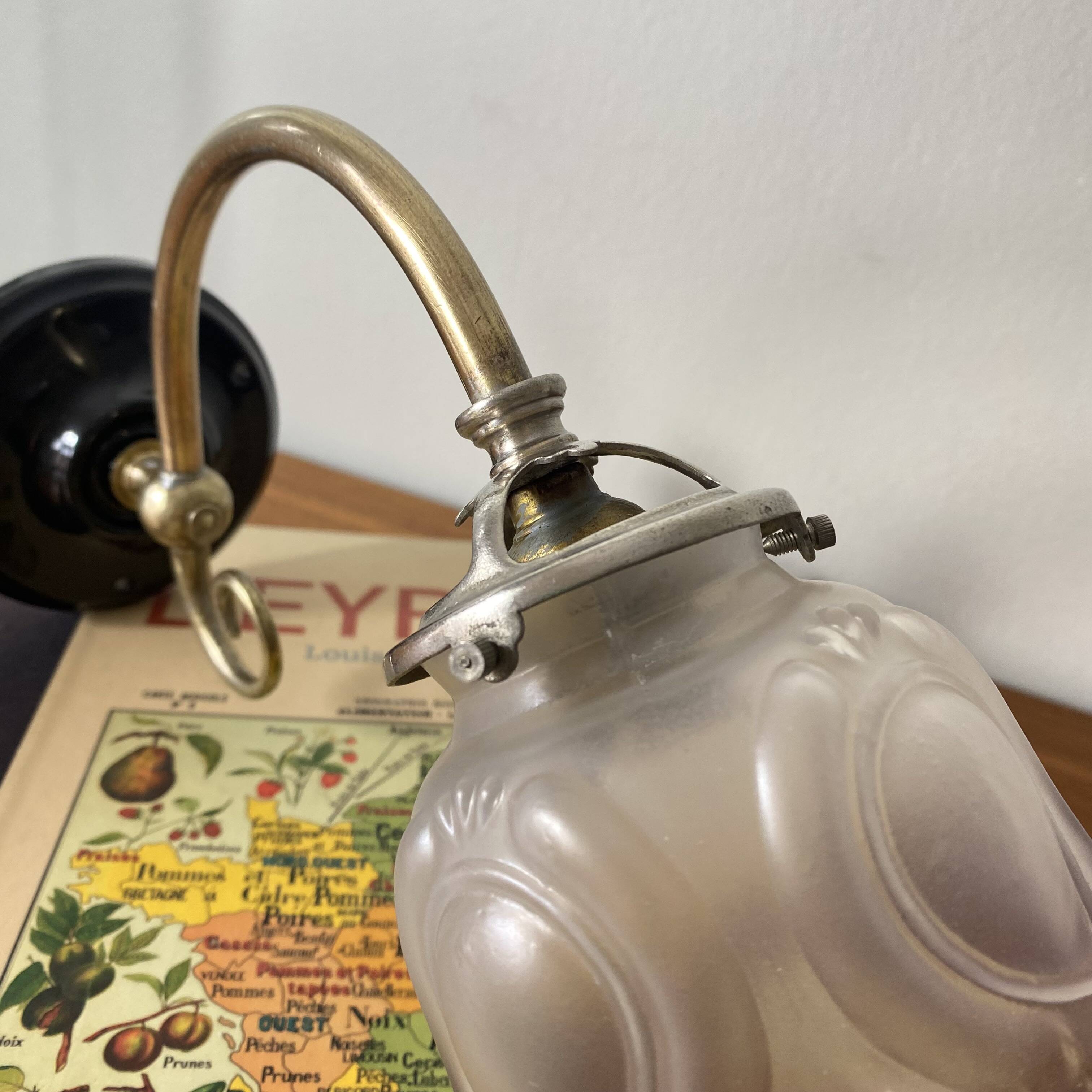 Swan neck wall light in brass with glass tulip.