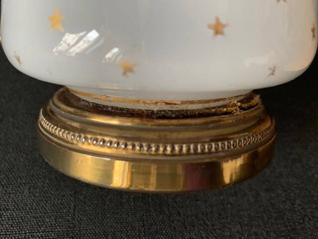 Lampe Napoléon III en opaline blanche aux étoiles dorées