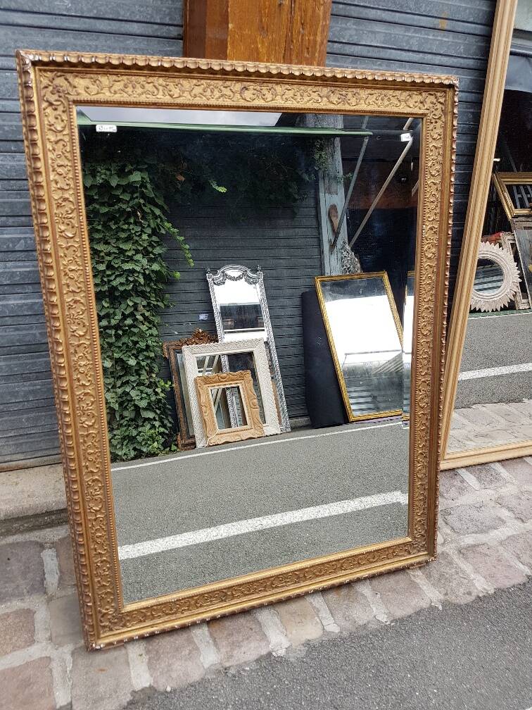 17th century Italian style gilded mirror in carved wood.