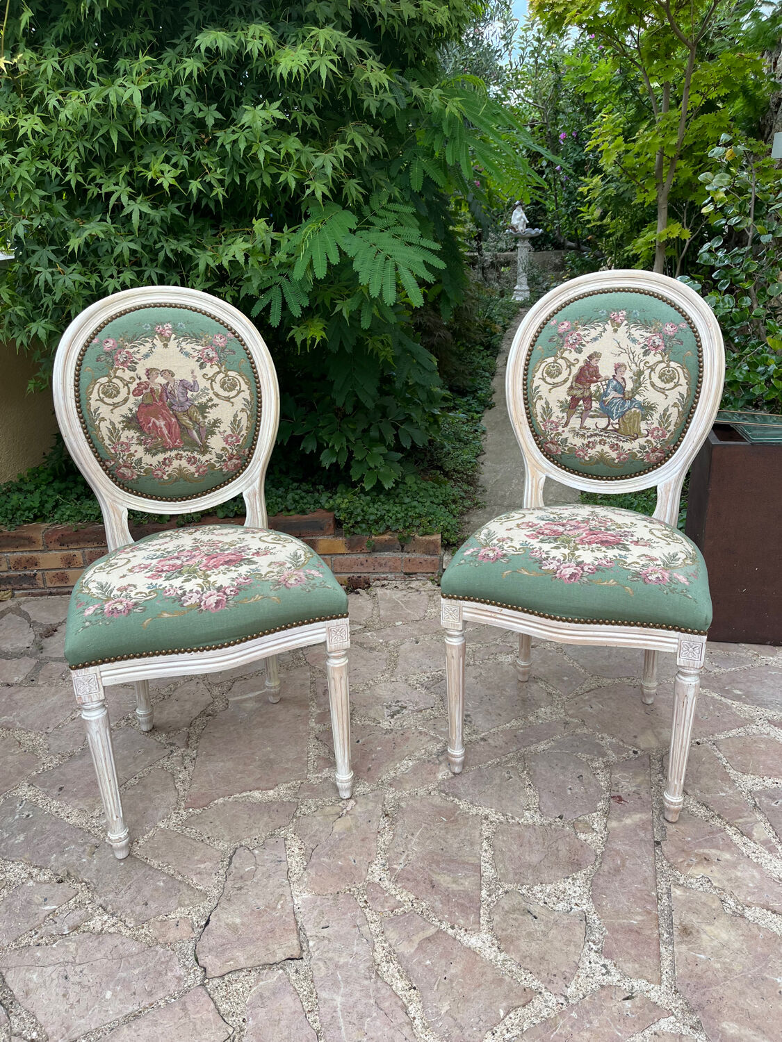 Paire de chaises médaillon
