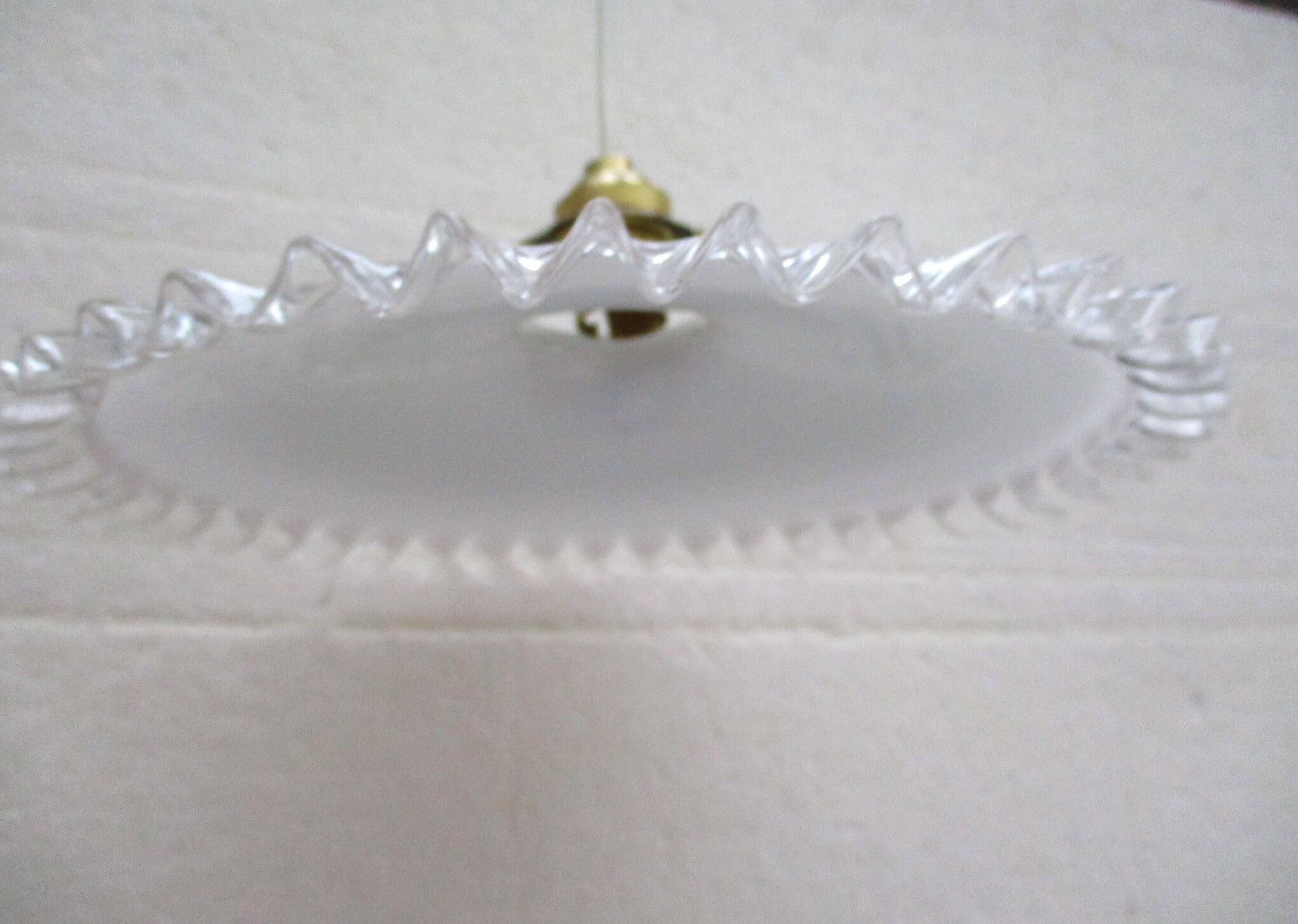 Suspension with serrated opaline lampshade