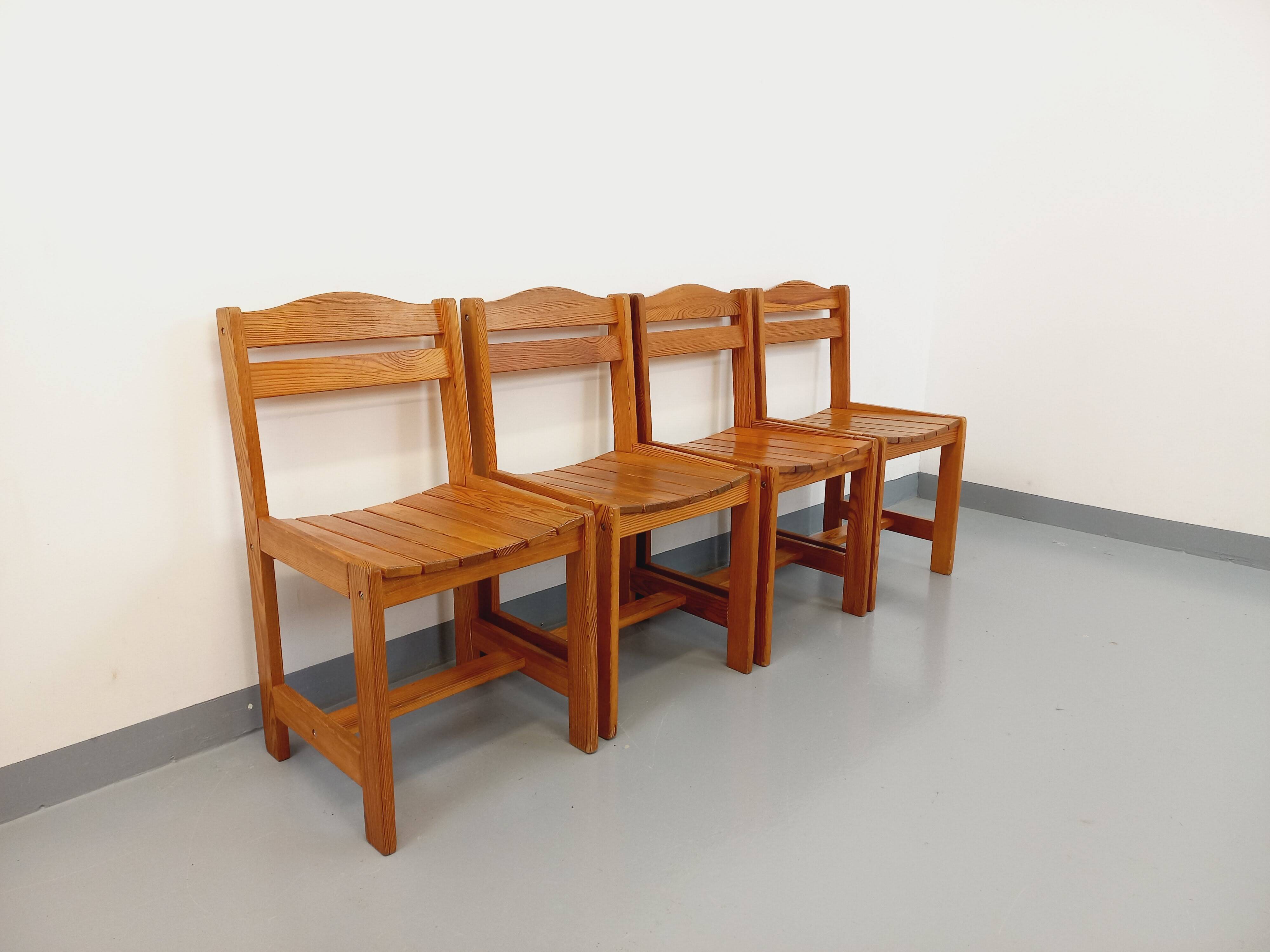 Set of 4 vintage pine chairs from the 70s