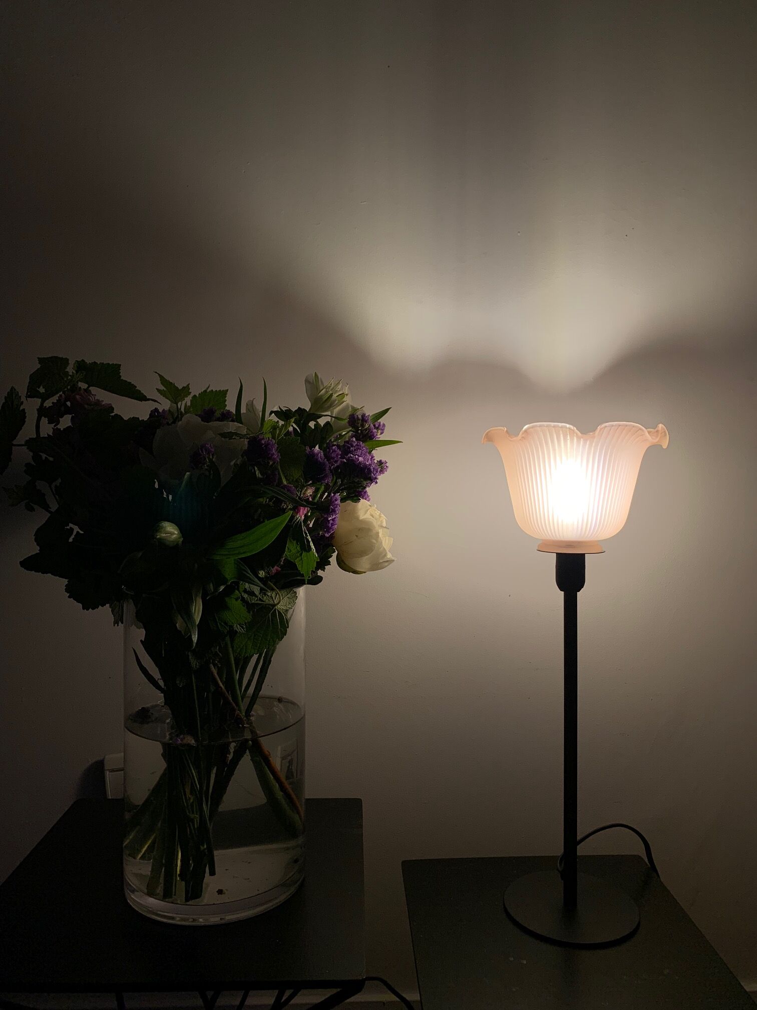 Lampe à poser avec globe en verre strié rose poudré