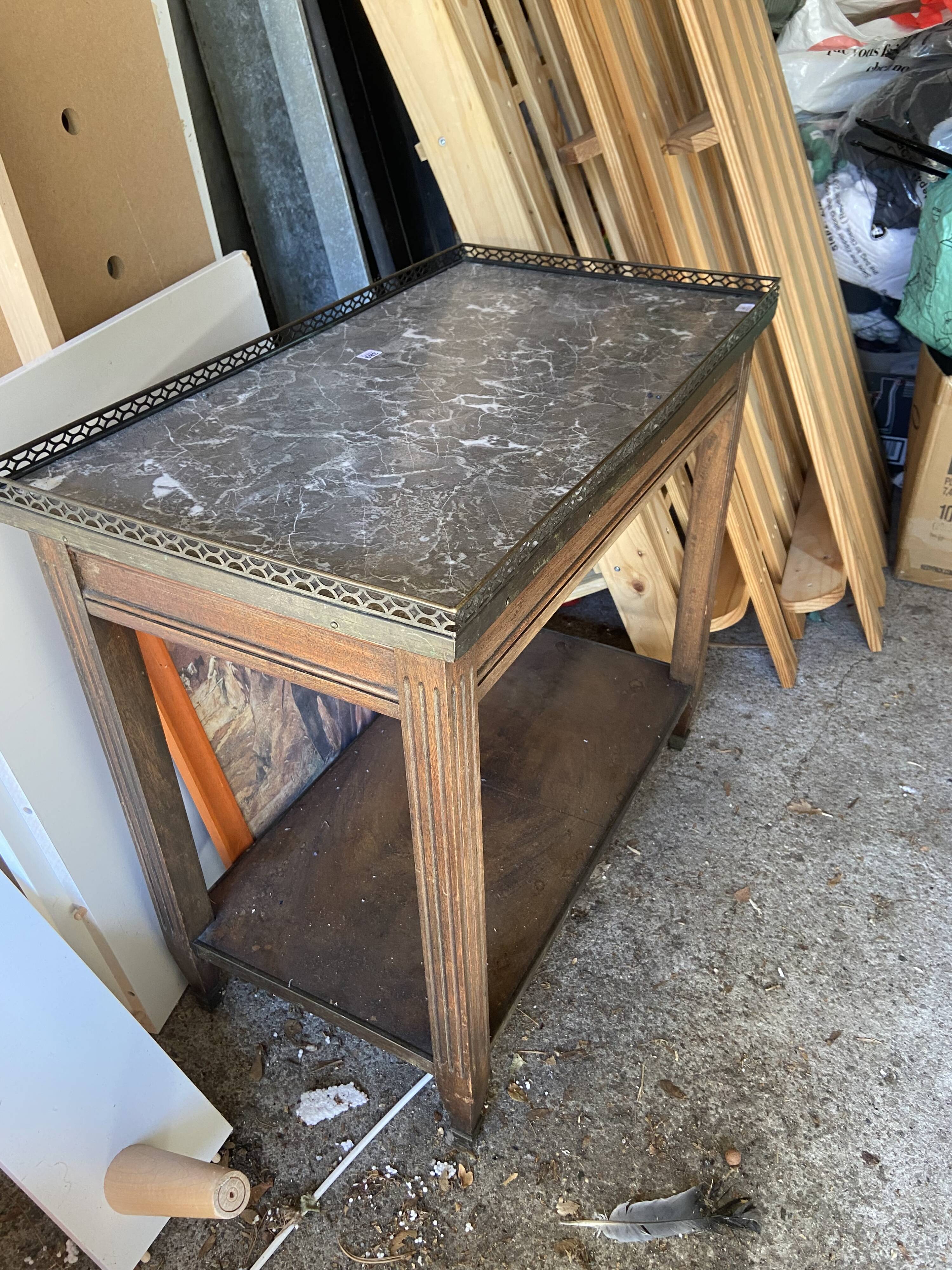 Table d’appoint vintage en bois et plateau marbré