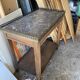 Table d’appoint vintage en bois et plateau marbré
