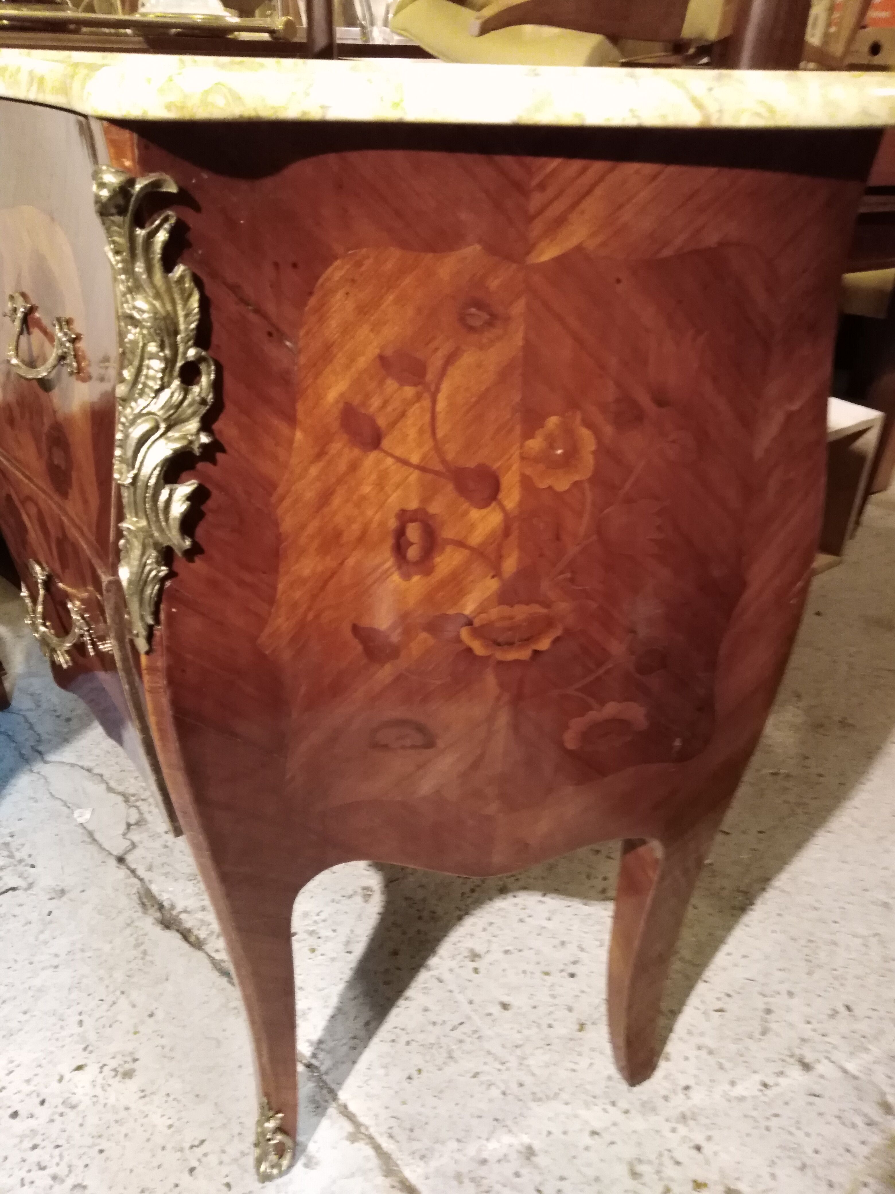 Commode style Louis XV dessus de marbre