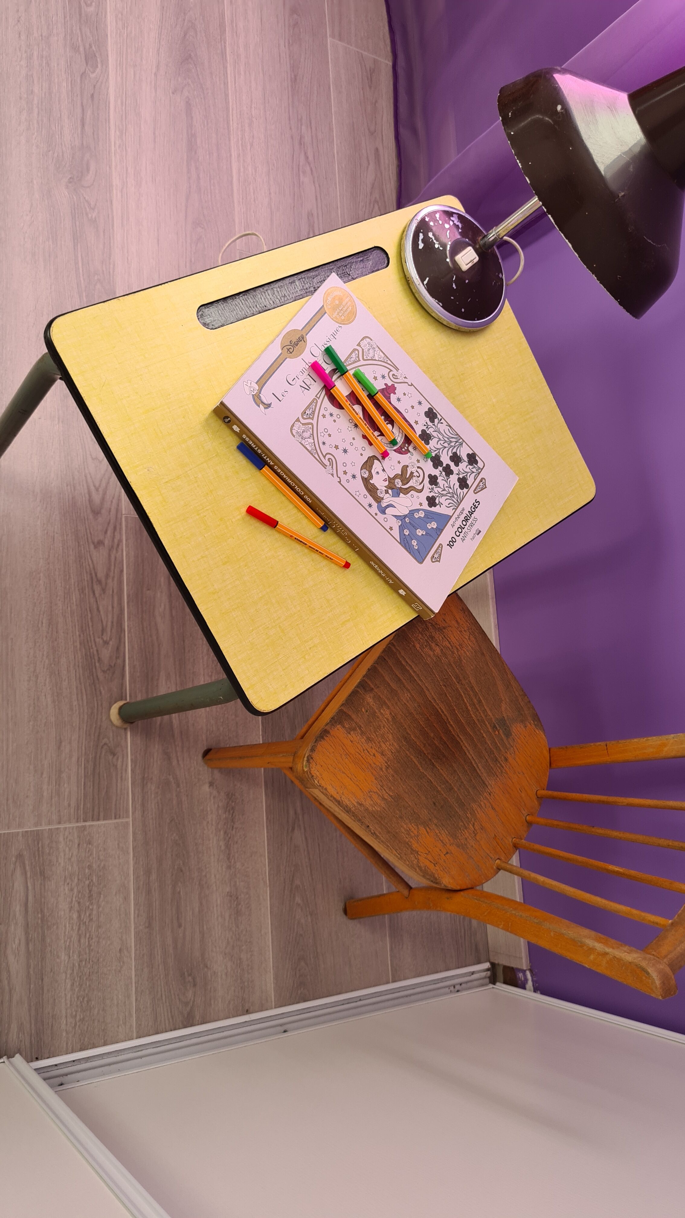 Ancien bureau d'écolier en formica jaune