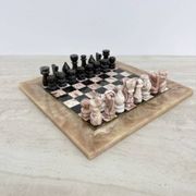 Échiquier en marbre rose et noir vintage avec des pièces en laiton, années 1970, Italie