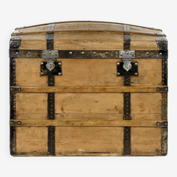 Wooden transport trunk with steel reinforcements