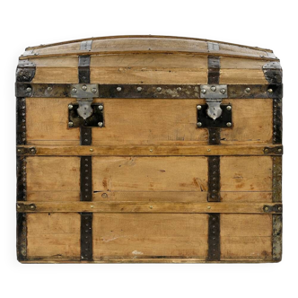 Wooden transport trunk with steel reinforcements