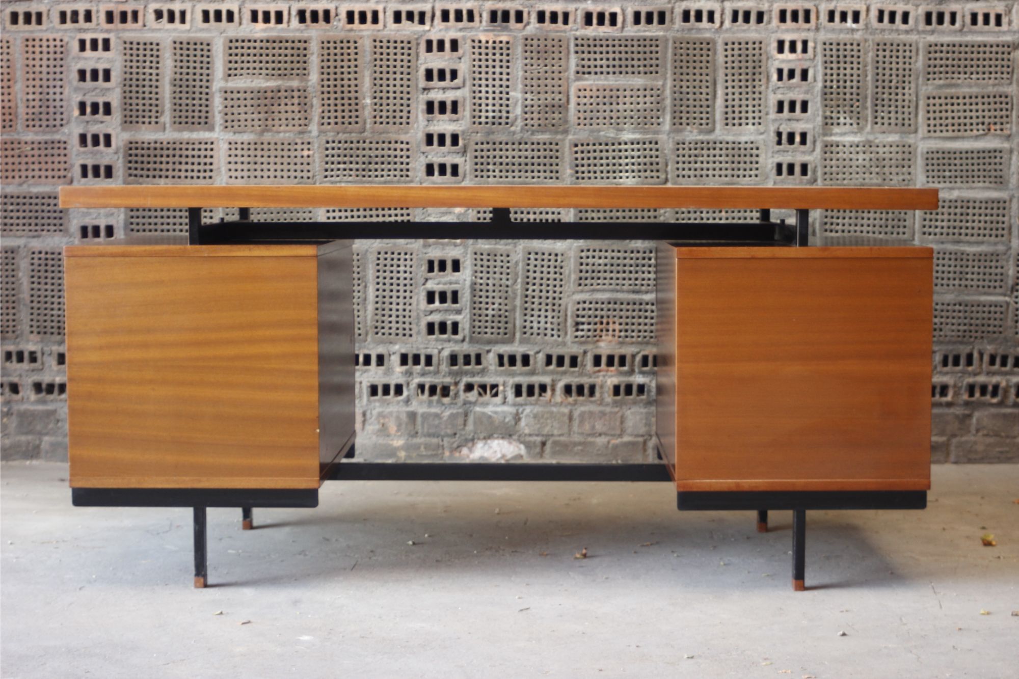 Mahogany veneer desk by Pierre Guariche for Minvielle, 1950s