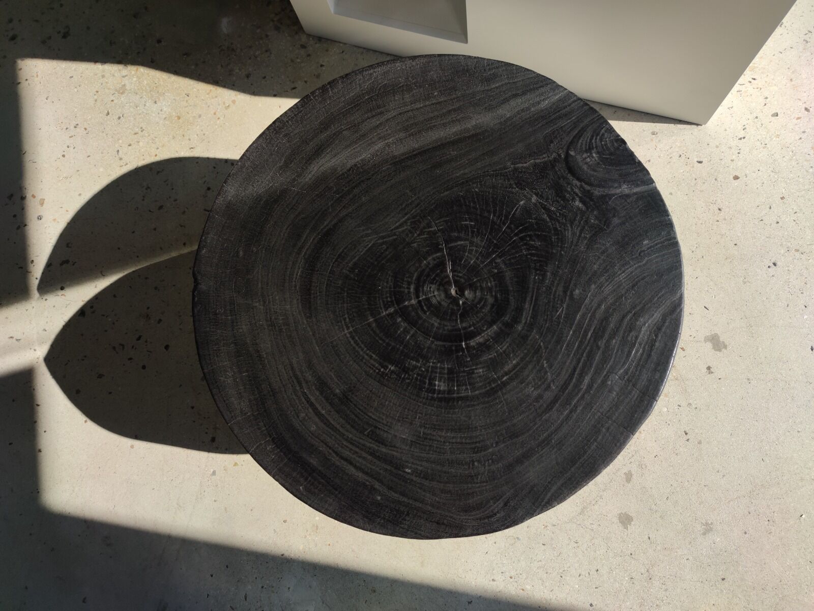 Quadripod coffee table in black monoxyl solid wood