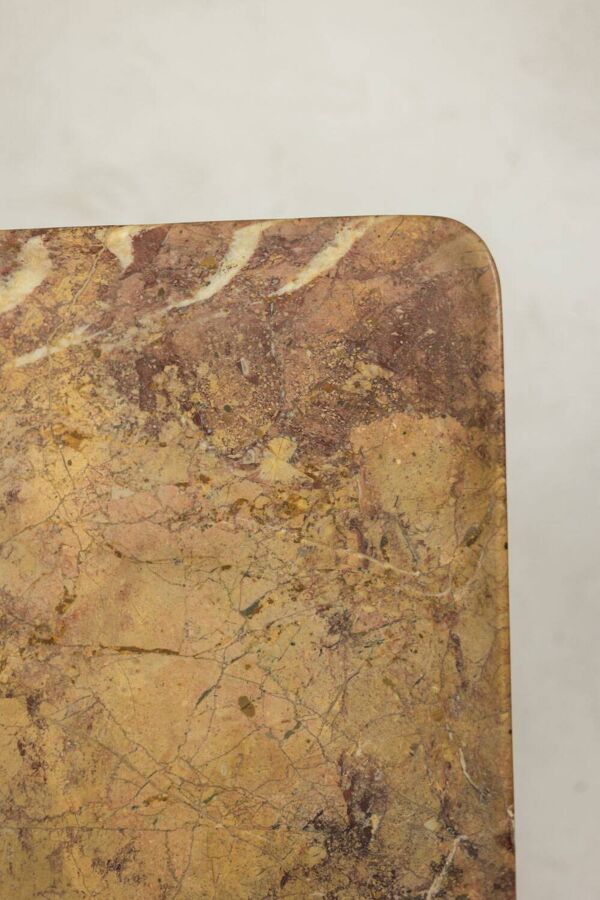 Table basse rectangulaire en marbre Sarrancolin. Travail contemporain
