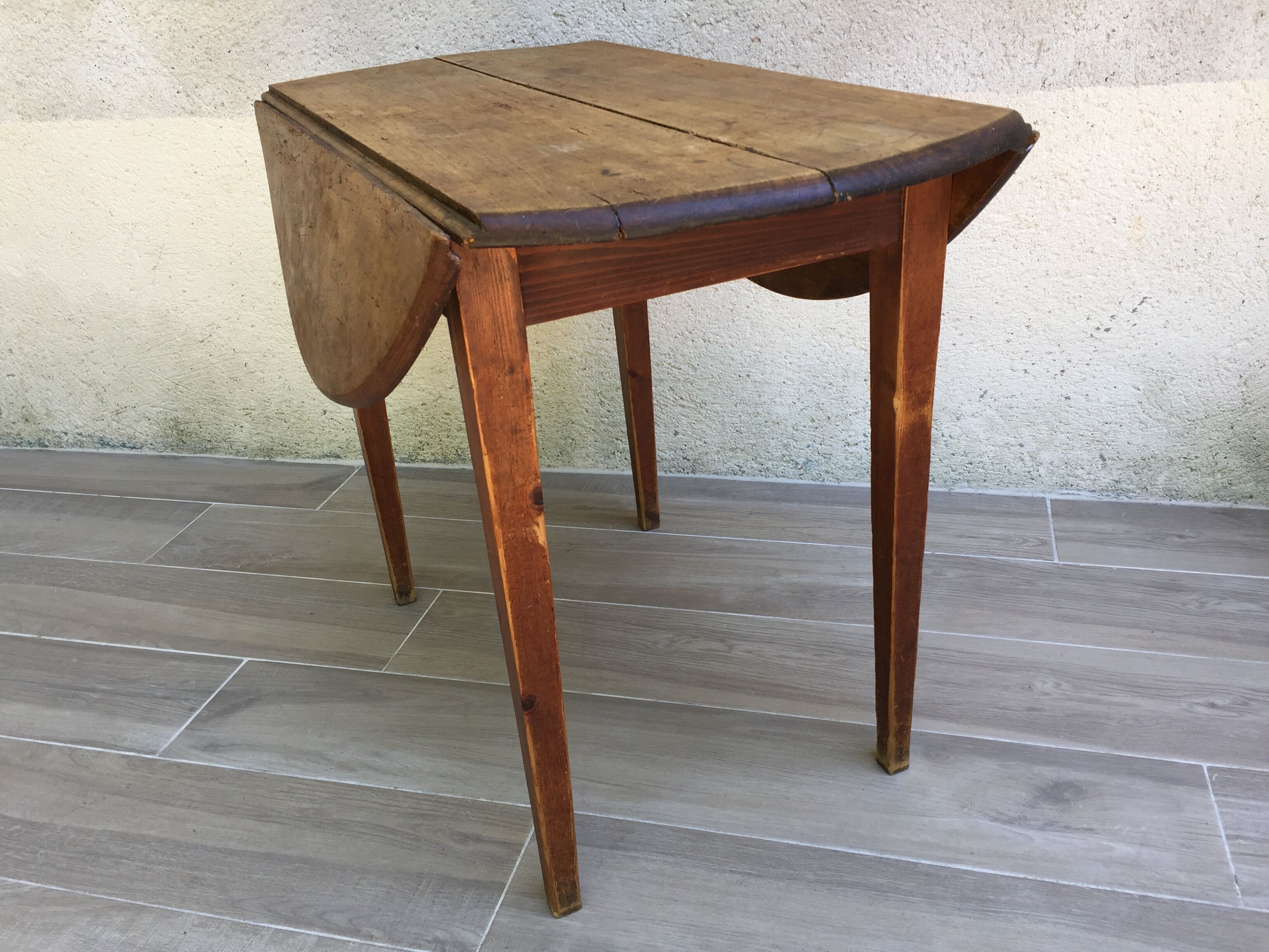 Round table at 2 vintage wood rabats