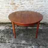 Scandinavian table with extension