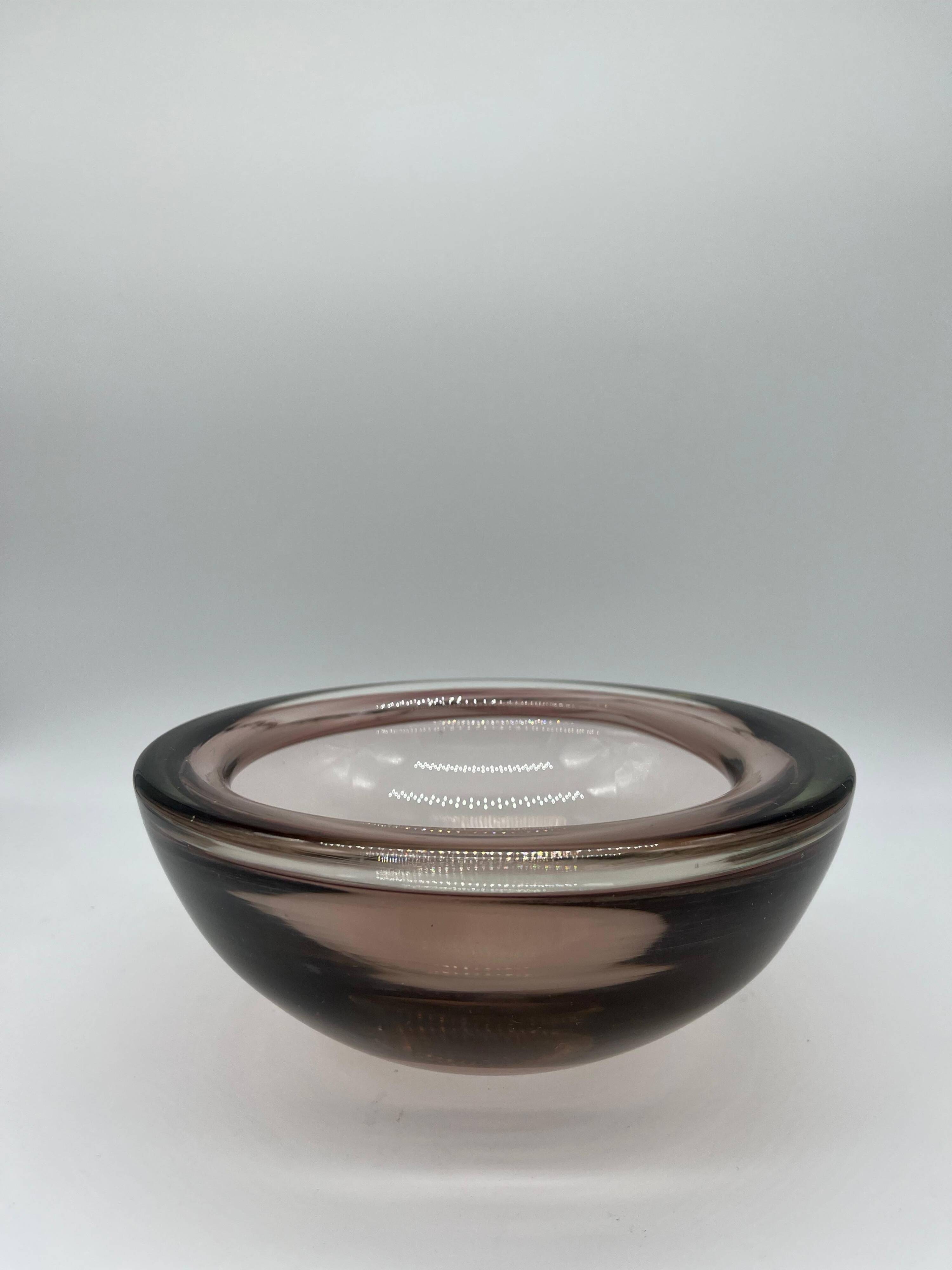 Bol en verre de Murano vintage, accent de table basse, bibliothèque, couleur violet clair.