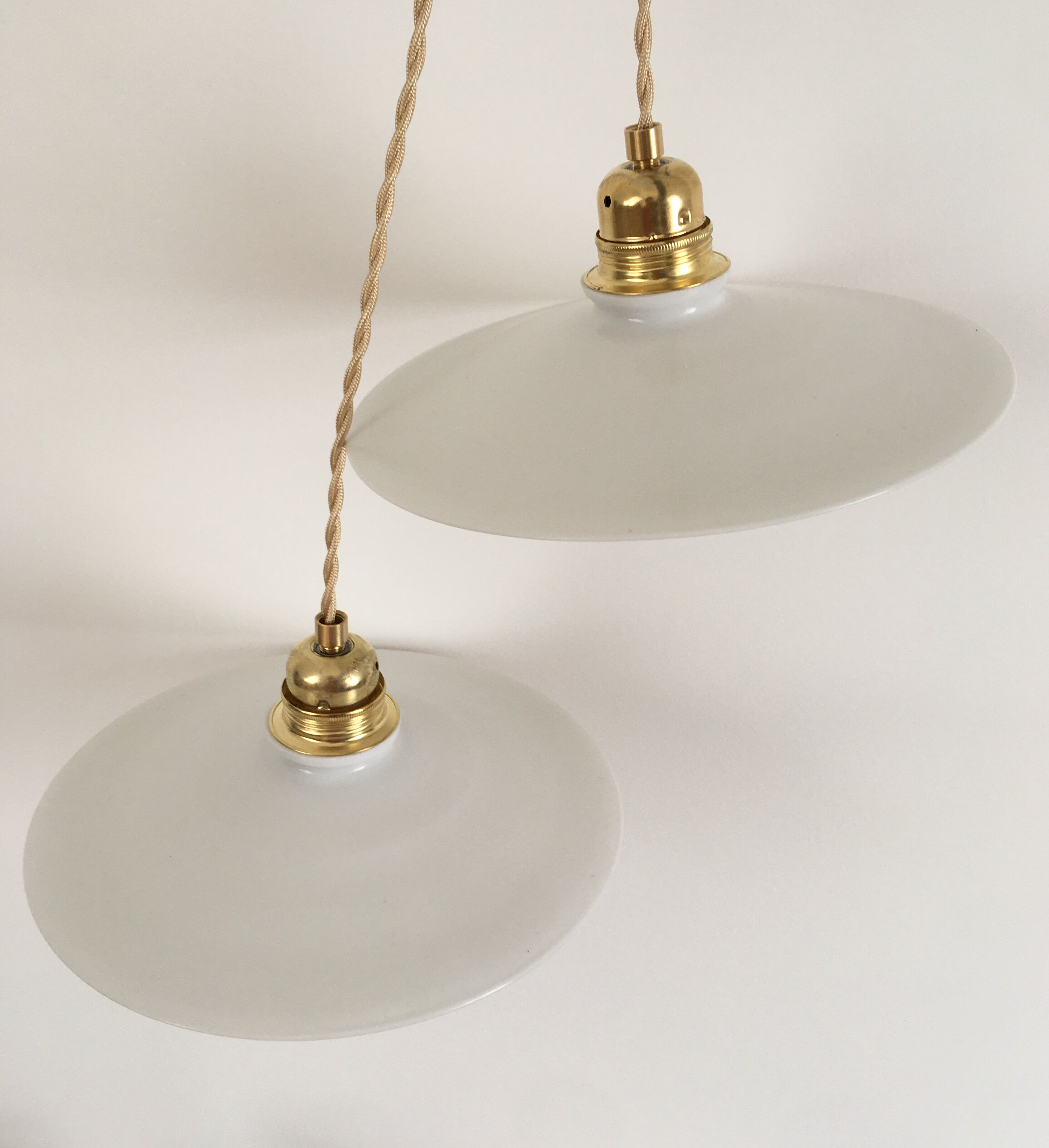 Pair of opaline suspensions