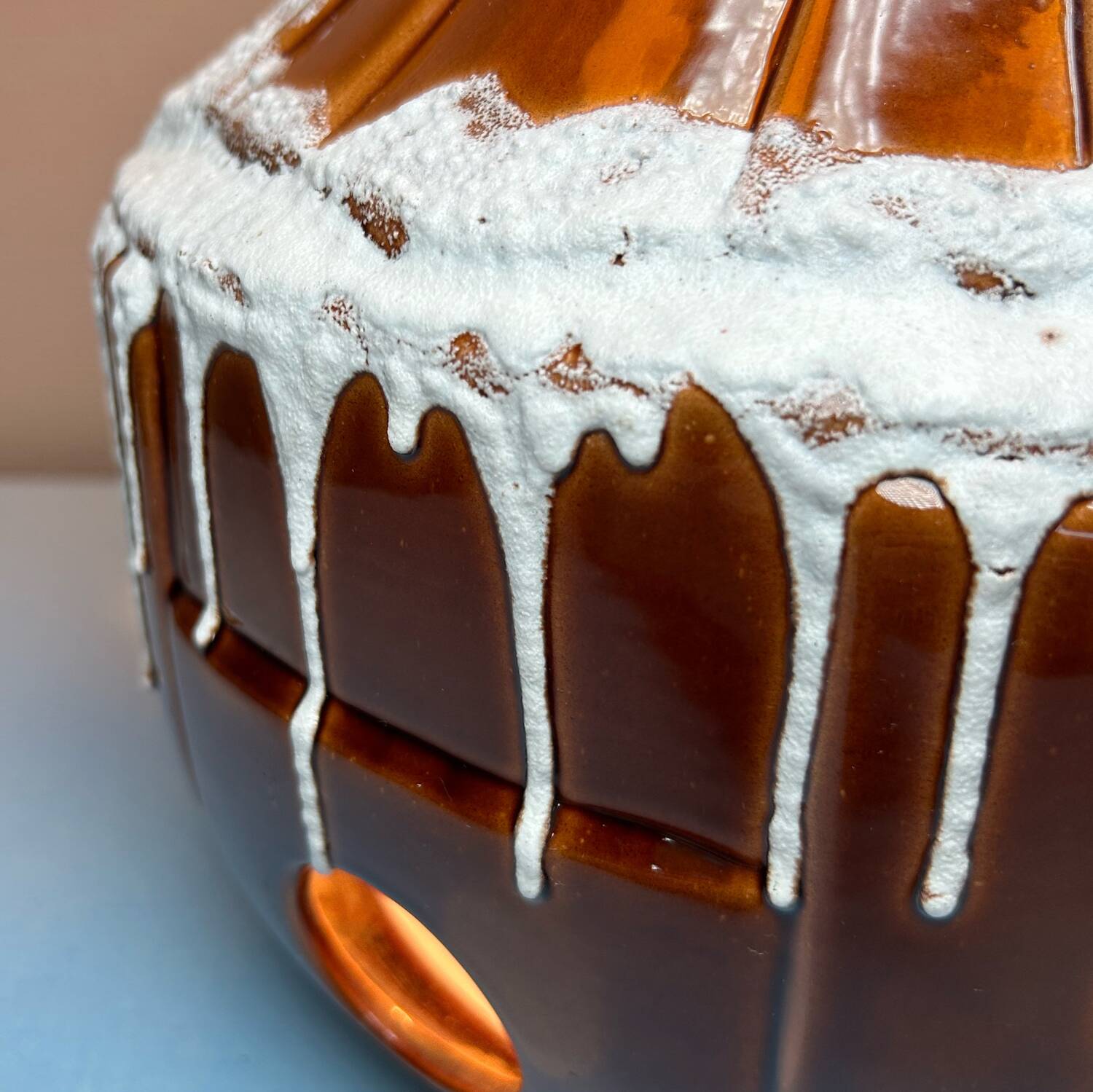 Lampe de sol céramique et bouclettes années 70