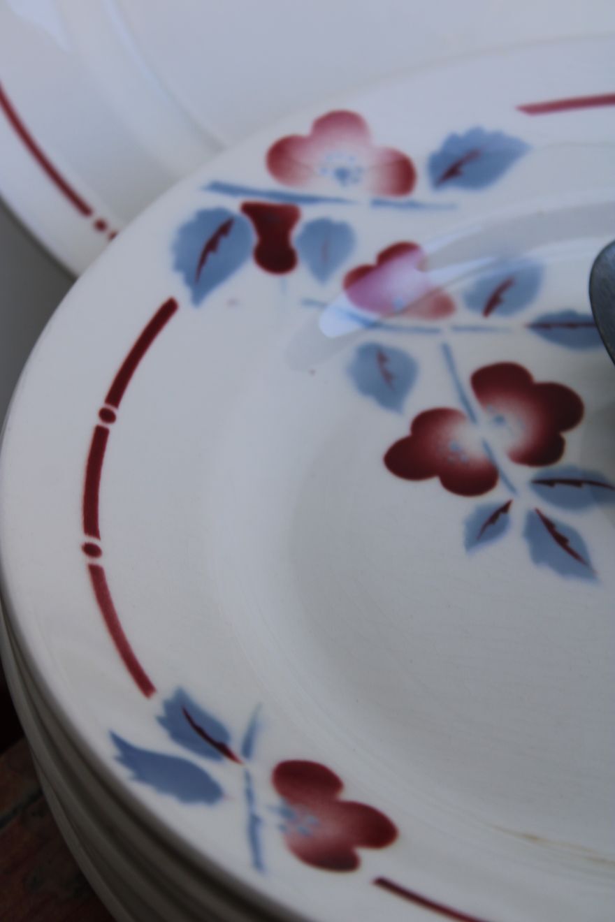 Set of 8 flat ceramic plates